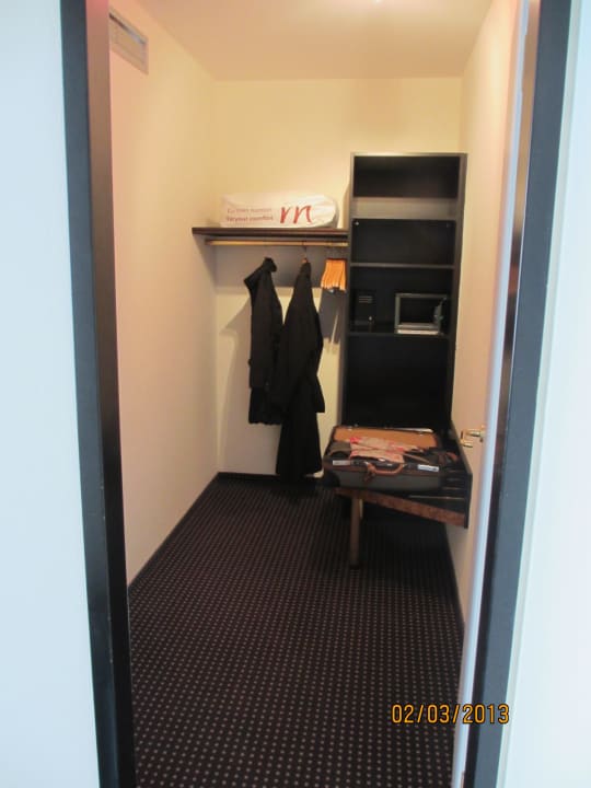 Überdimensionierter & begehbarer "Kleiderschrank" Mercure Hotel Plaza Essen
