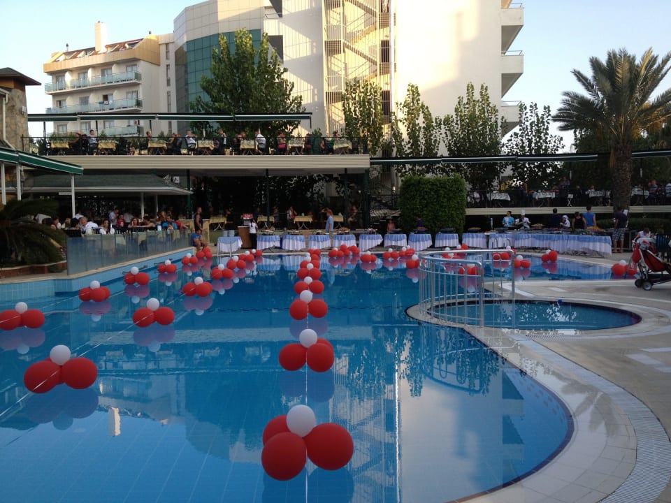 Pool am Abend Hotel Gardenia Beach