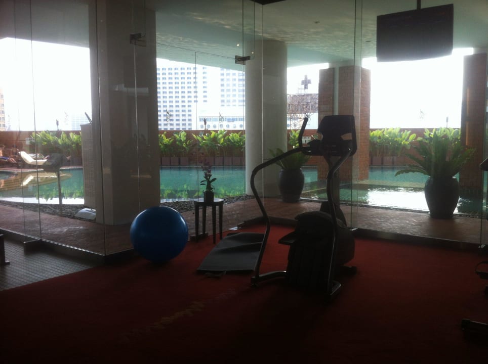 Fitnessraum mit Blick zum Pool Hotel Lebua At State Tower