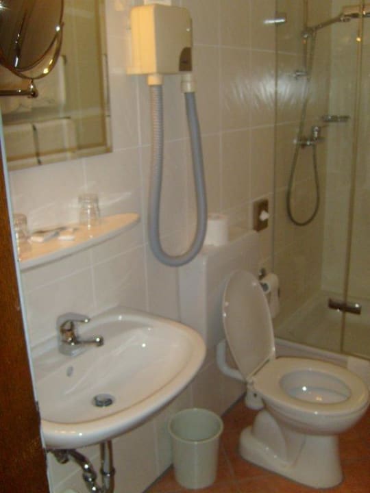 Renoviertes Bad mit altem Haartrockner Hotel Mayer