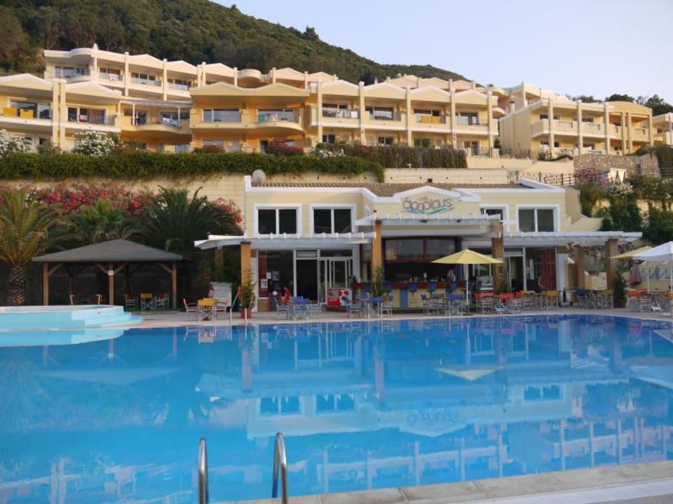 Blick auf den Pool und Bar Ithea Suites Hotel