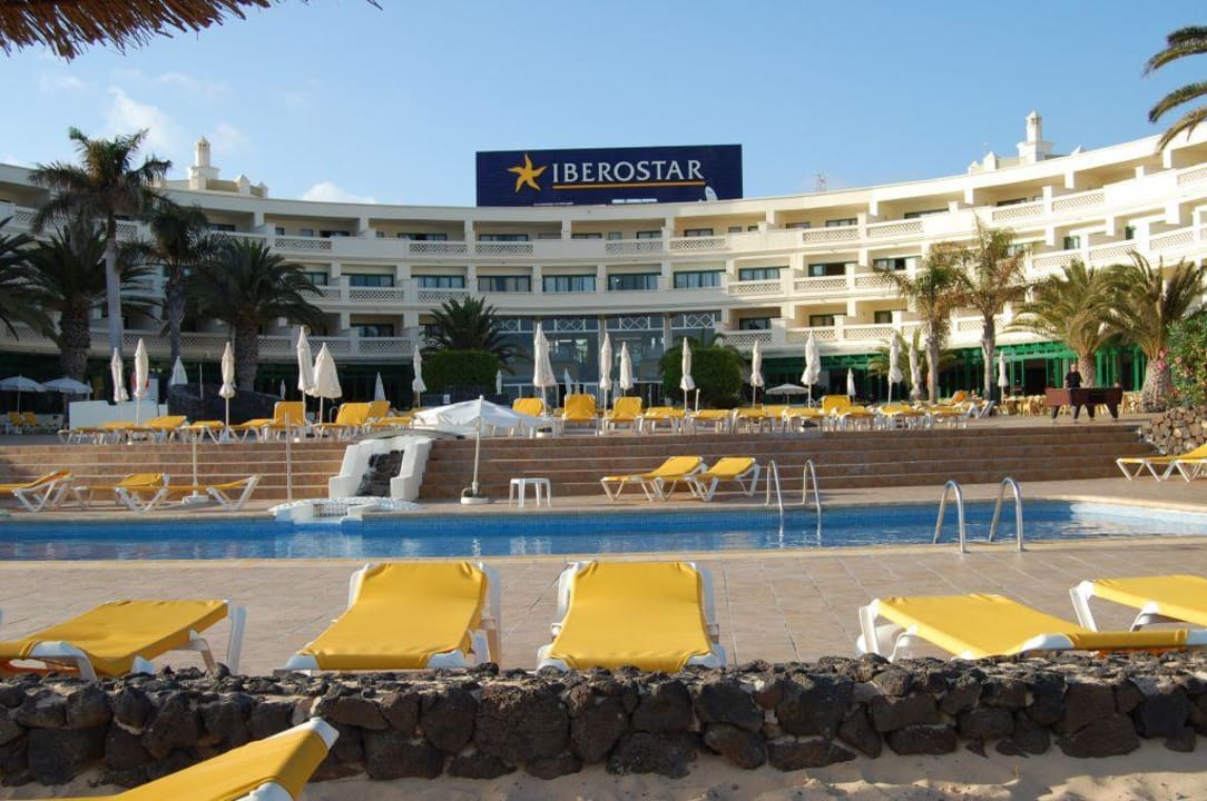 Blick auf die Poolanlage Iberostar Selection Lanzarote Park