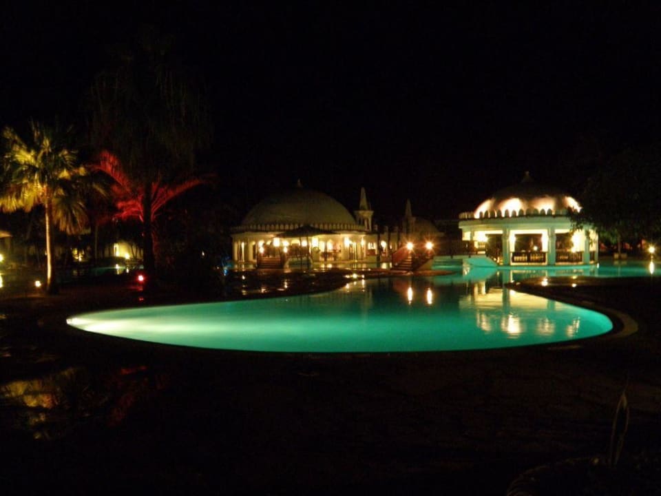 Pool bei Nacht Hotel Southern Palms Beach Resort
