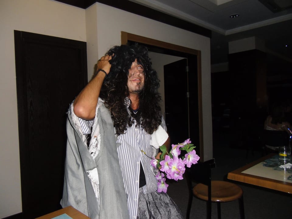 Animateur beim Abendprogramm Can Garden Resort
