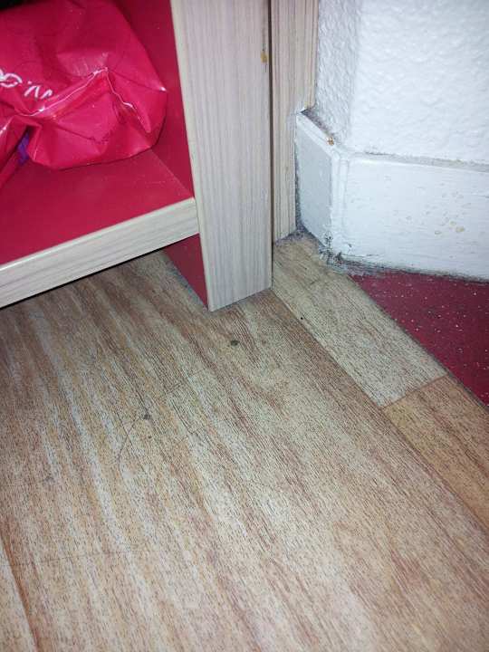 Poussière devant placard Hotel Premiere Classe Lyon Est - Bron Eurexpo