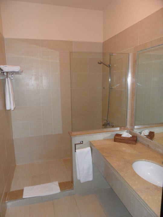 Im Bad die große Dusche JAZ Aquamarine Resort