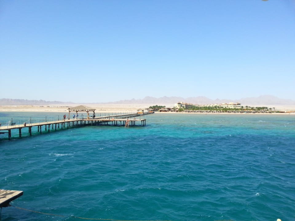 Widok hotelu z molo Amwaj Beach Club Abu Soma Resort