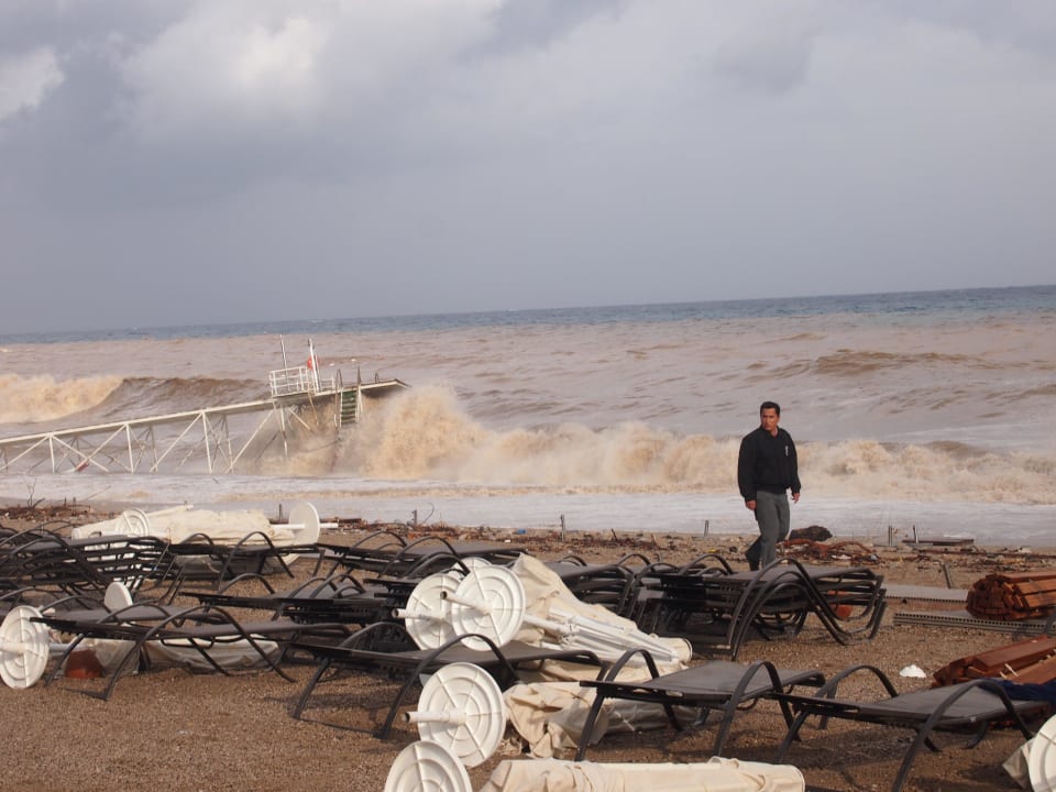 Strand nach dem Regen und Sturm Güral Premier Tekirova