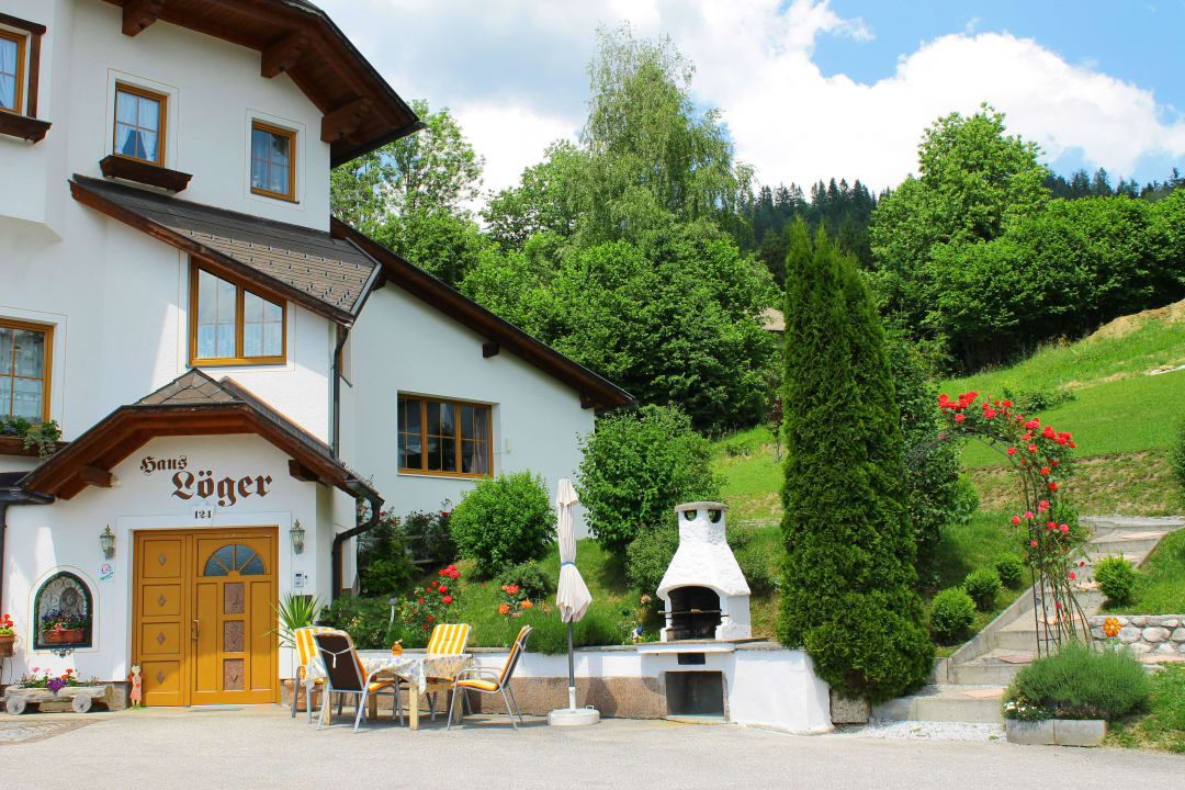 Eingang mit Terrasse und Griller Haus Löger Apartments