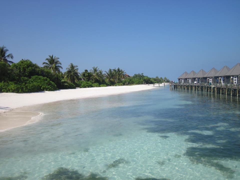 Strand hinter den Wasservillen Kuredu Island Resort & Spa