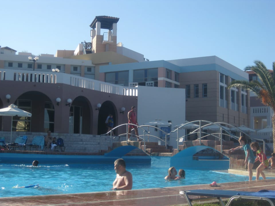 Вид на спа и спорт зал с бассейна Fodele Beach & Water Park Holiday Resort