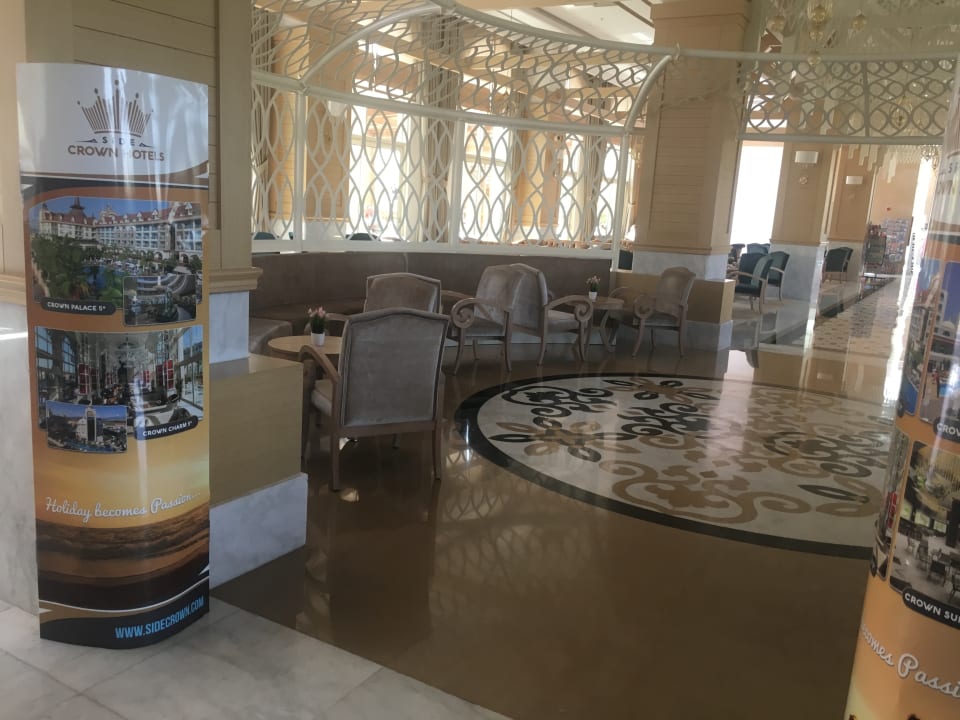 Lobby Well Palace Side