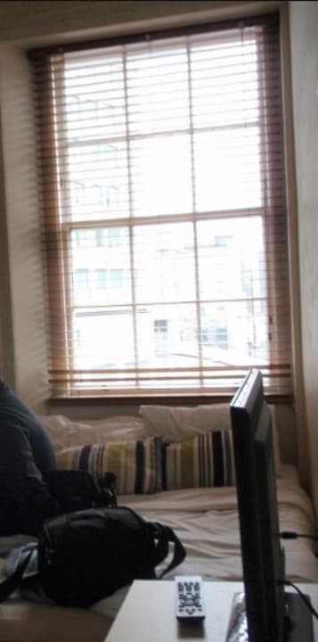 Łóżko wygodne, ale nieszczelne okno Hotel SO Hyde Park Assaha