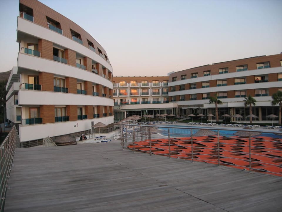 Blick vom Strand zum Pool Azure By Yelken