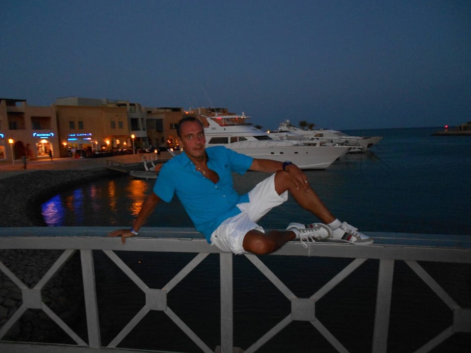 Posing at a bridge in the marina Panorama Bungalows Resort El Gouna