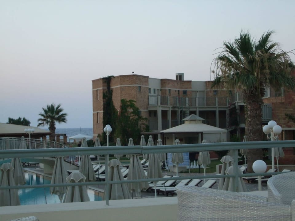 Blick von der Terrasse Bella Beach Hotel