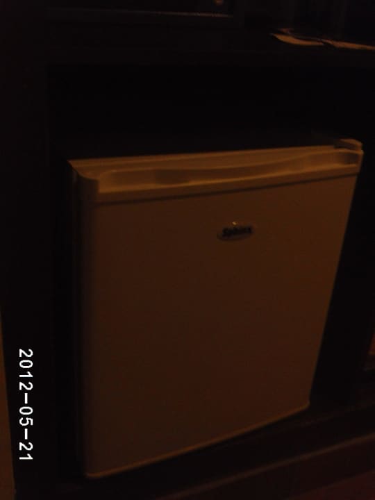 Ein neuer Kühlschrank Three Corners Sea Beach Resort