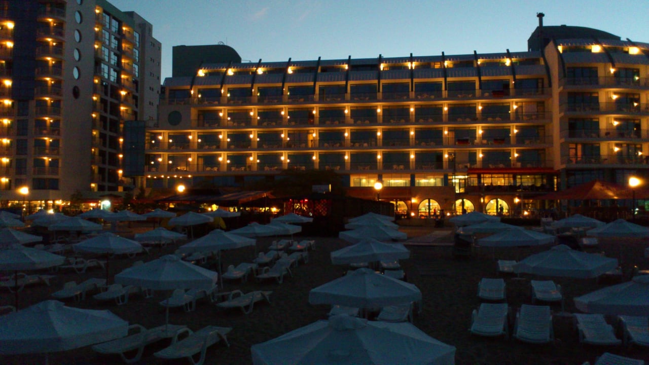 Frontansicht bei Dämmerung Berlin Golden Beach