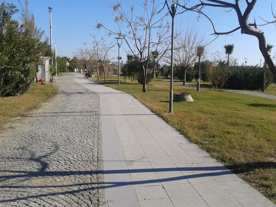 Strandpromenade vorm Hotel (27.12.12) Aydinbey Kings Palace & Spa