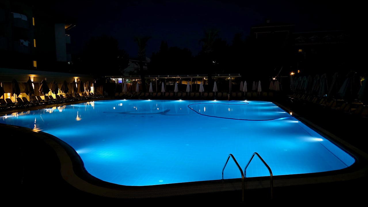 Pool Side Breeze Hotel