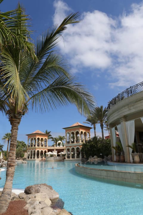 Pool und Hotel bei Tag JOIA El Mirador by Iberostar