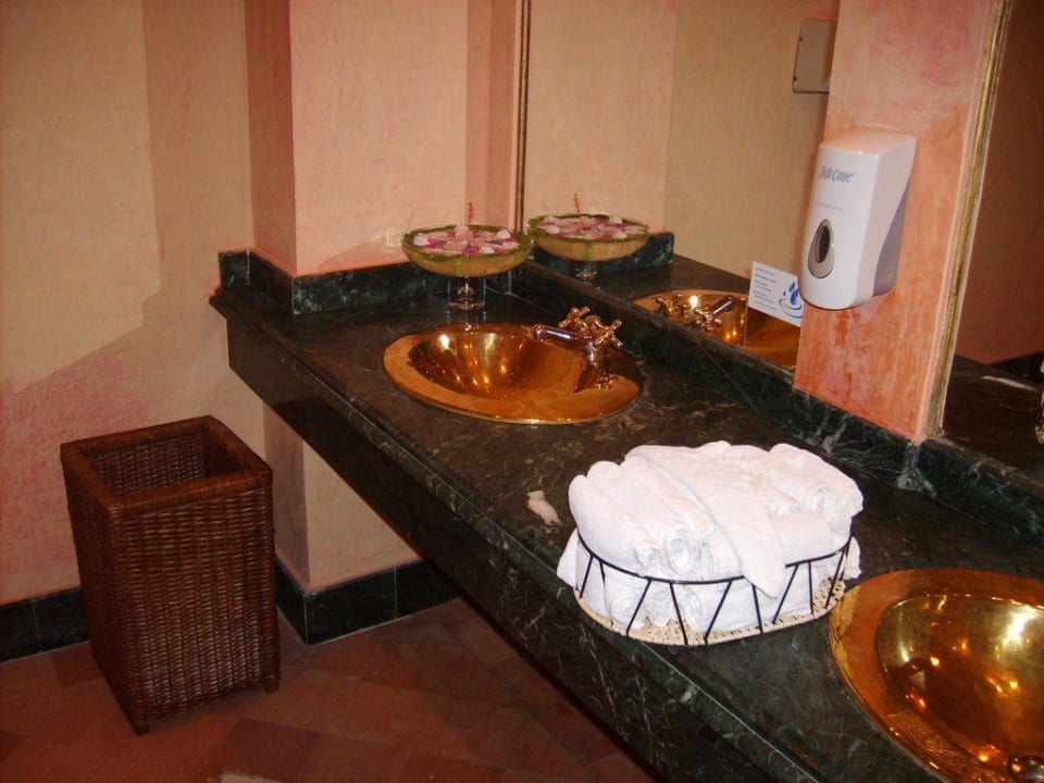 Stofftücher und Blumenschalen am WC Steigenberger Coraya Beach - Adults only