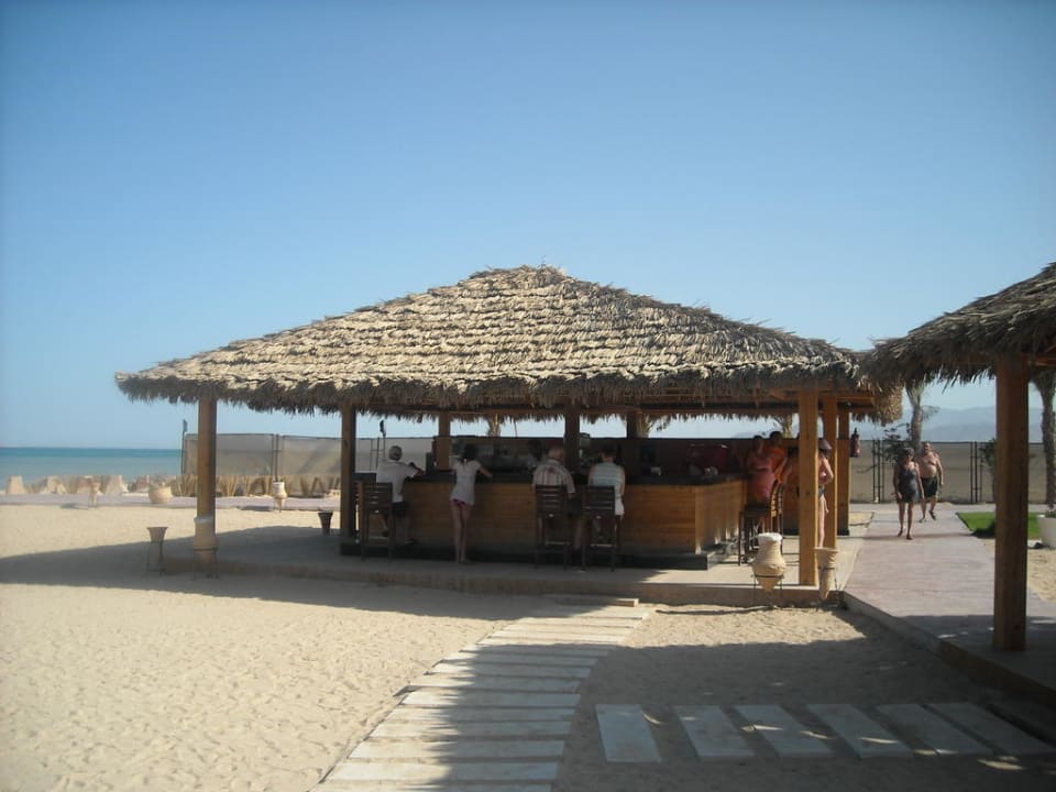 Widok na bar Amwaj Beach Club Abu Soma Resort