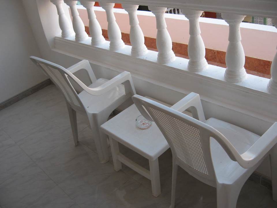 Balkon mit Plastikstühlen Pickalbatros Alf Leila Wa Leila Resort - Neverland Hurghada