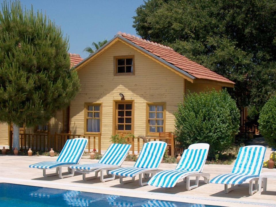 Pool mit einem Haus Hotel Andiz Beach