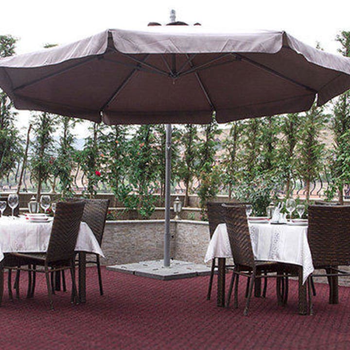 Garden Restaurent LaFamilia Residence