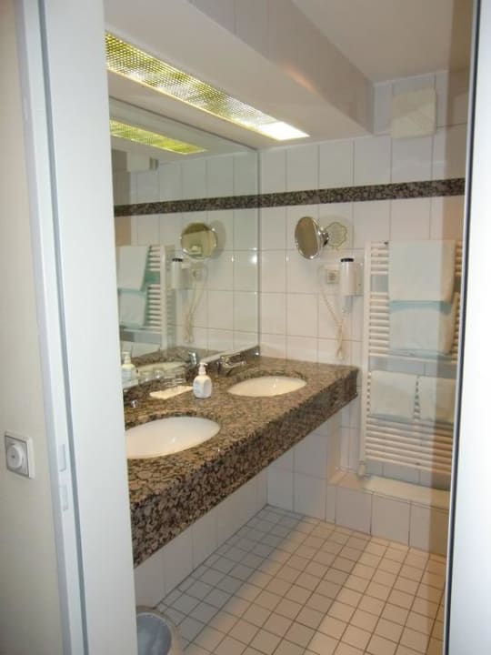 Waschbecken im Bad Hotel Waldesrand