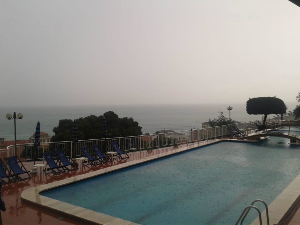 Blick vom Pool aufs Meer Hotel Sant' Anna