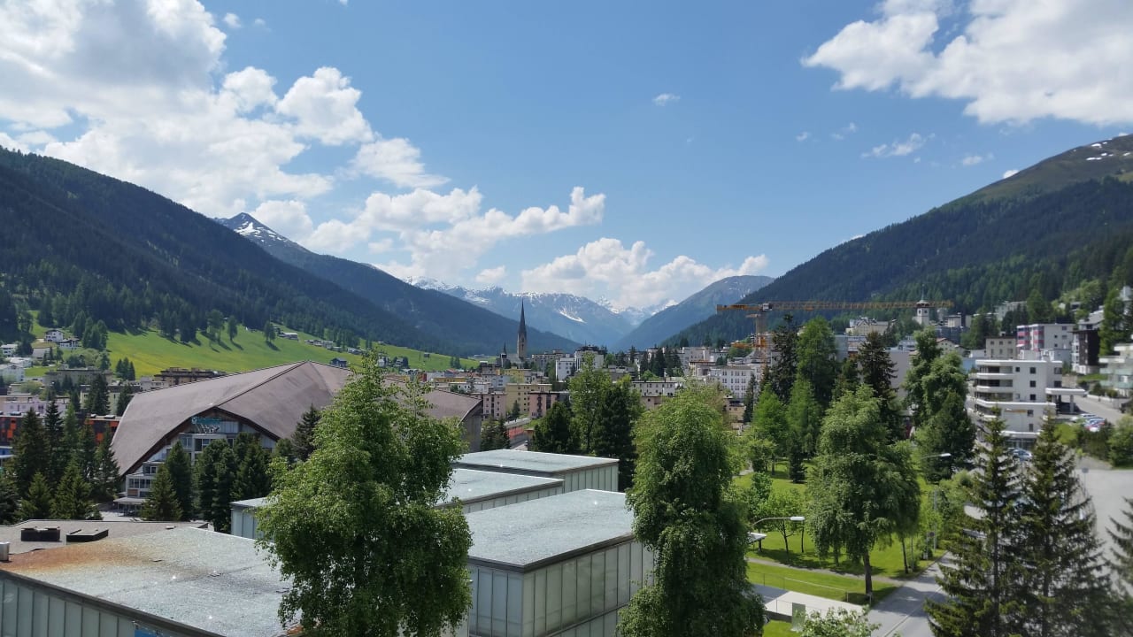 Ausblick vom Balkon auf Davos Steigenberger Icon Grandhotel Belvédère