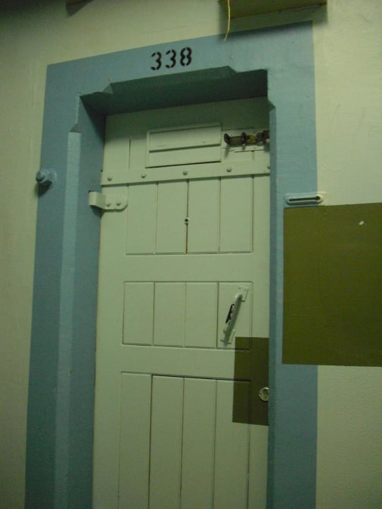 Knasttüren von außen Elwe Knast-Hotel