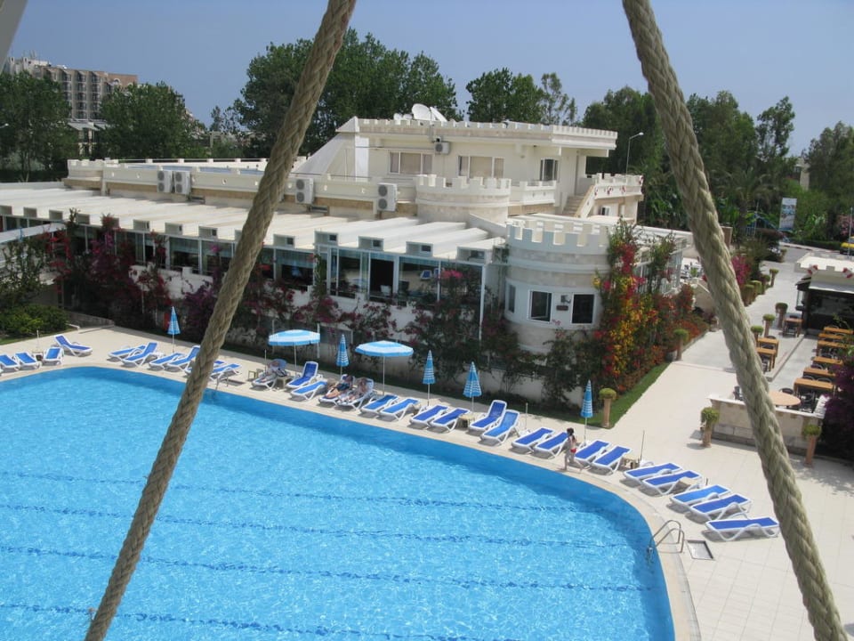 Der relativ kleine Hotelpool Miarosa Kemer Beach
