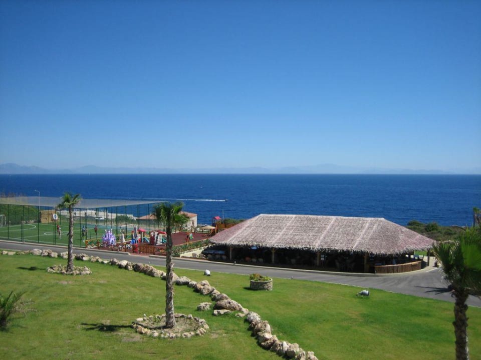 Fußball und Spielplatz neben der Safaribar Hotel Kalithea Horizon Royal