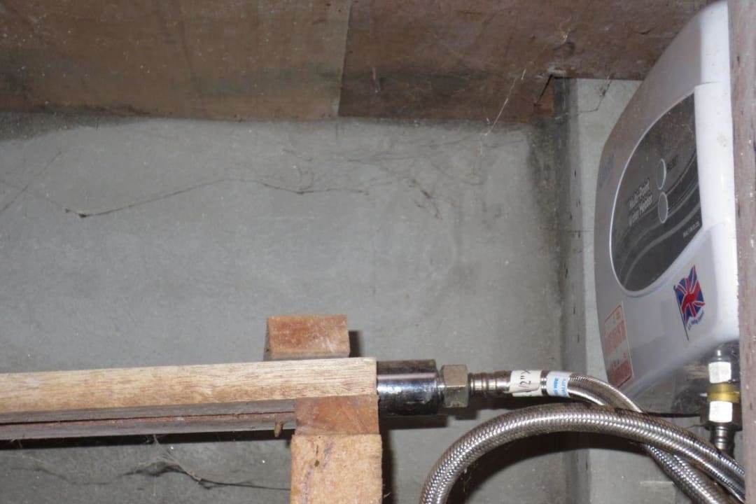 Boiler über der Dusche Hotel Baan Pakgasri Hideaway