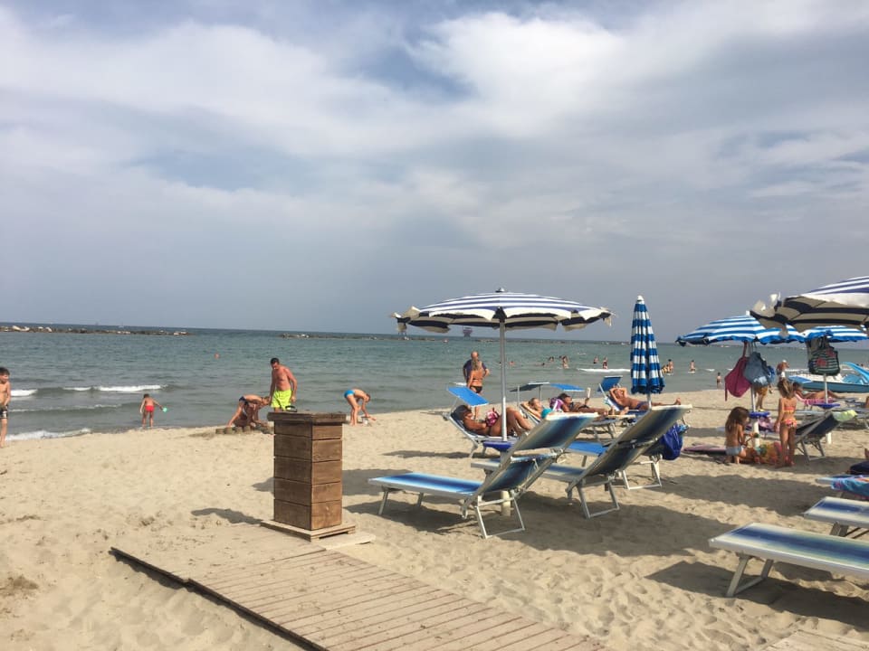 Strand Long Beach Village