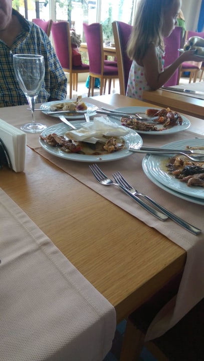 Wir sassen 40min beim Essen, keiner hat abgeräumt Sherwood Exclusive Kemer