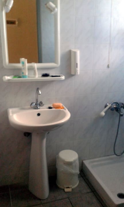 Bad, Eimer mit benutztem Toilettenpapier Liza Mary Hotel