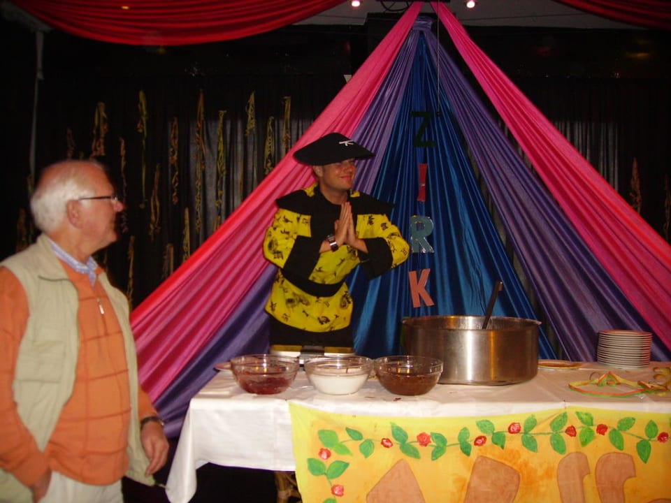 Dominik als Waffelbäcker allsun App.-Hotel Orient Beach