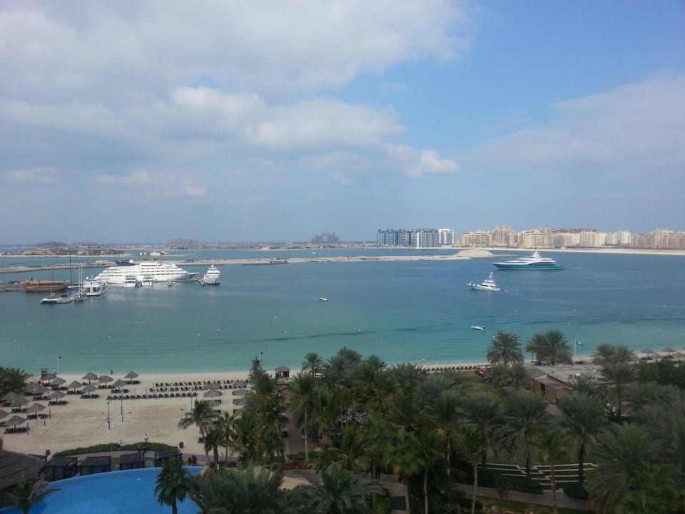 Blick vom Balkon auf die Palmeninsel Le Meridien Mina Seyahi Beach Resort & Waterpark