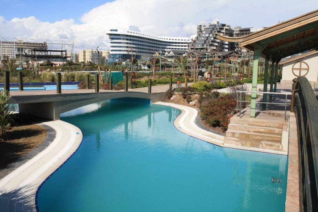 Pool mit Blick auf Nachbarhotel Concorde Limak Lara Deluxe Hotel & Resort