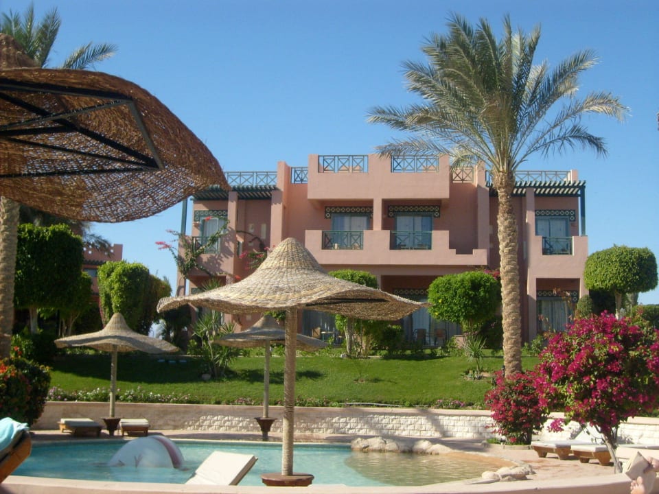 Przy basenie Rehana Sharm Resort Aqua Park & Spa