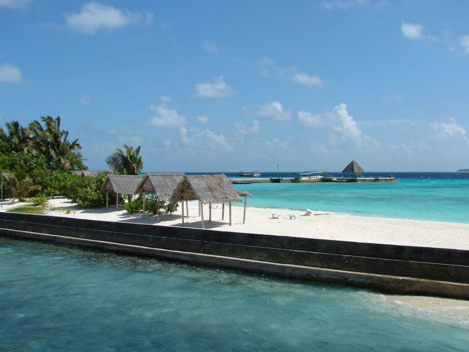 Blick von den Wasserbungalows zum Steg Summer Island Maldives