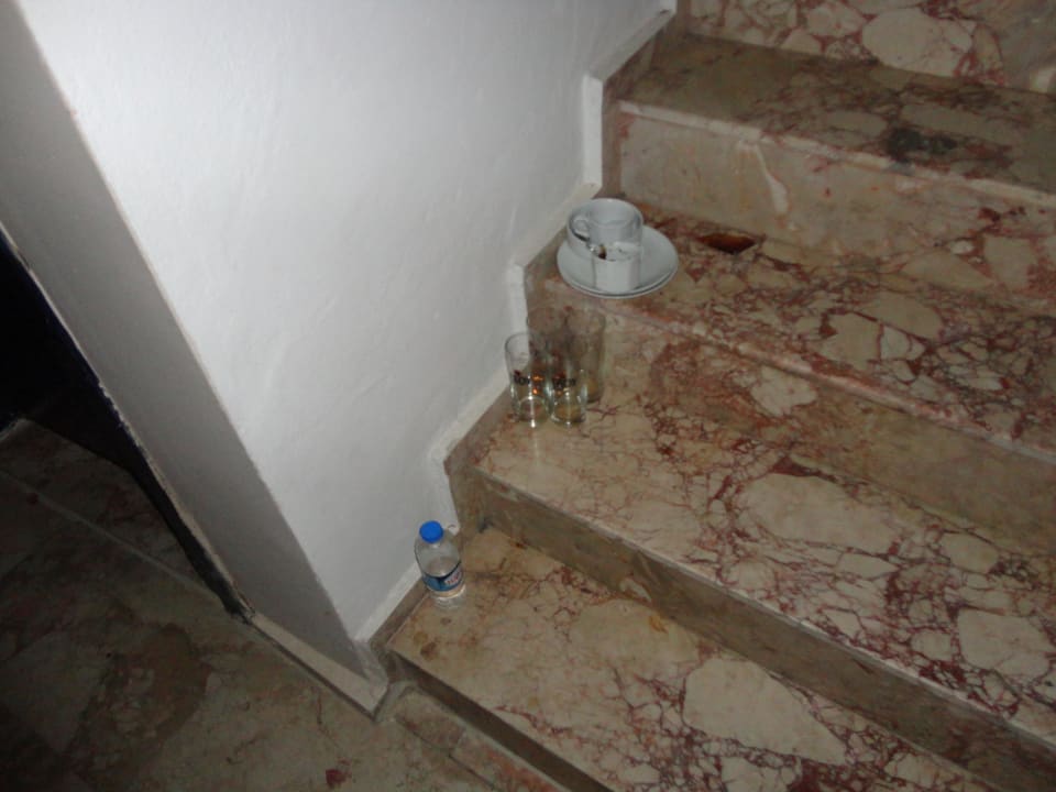 Грязная посуда у  двери в номер стоит по 2 дня Hotel Sea Time Club