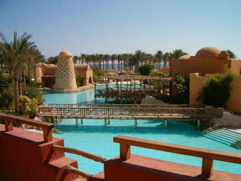 Sicht auf die wunderschöne Poolanlage Grand Makadi