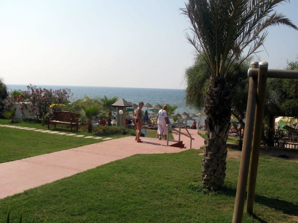 Weg zum Strand Club Dizalya