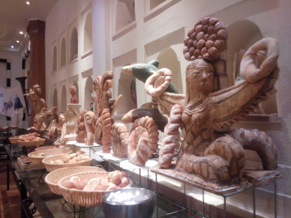 Огромное количество выпечки Sharm Plaza