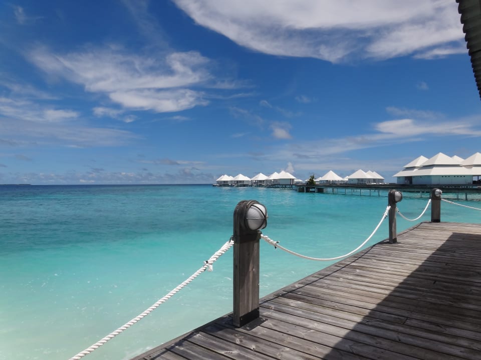 Blick vom Mittagessen auf die Watervillas Diamonds Thudufushi